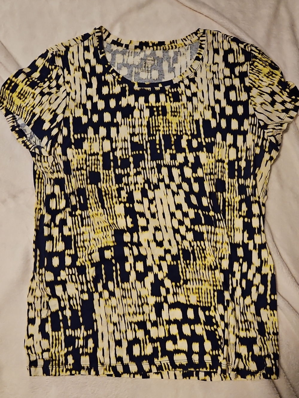 Daisy Fuentes Navy, Yellow & White Abstract Short Sleeve Top